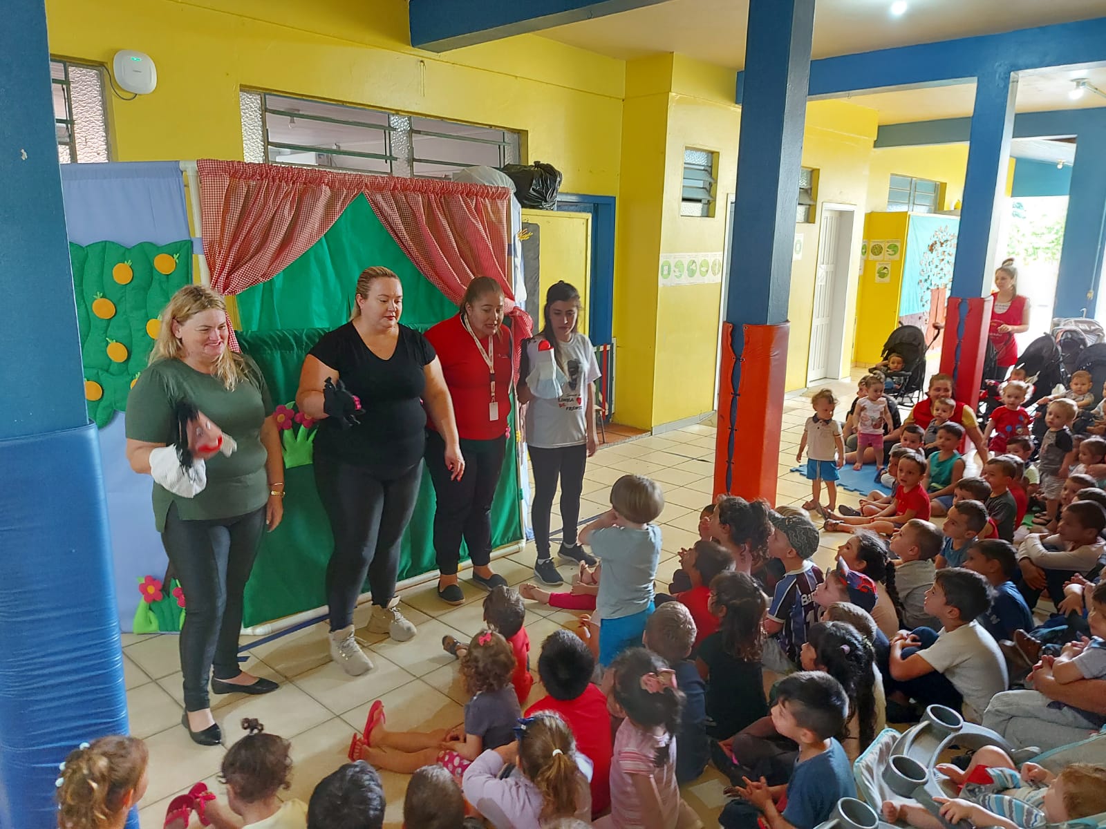 Agentes de saúde dão dicas de prevenção à dengue para crianças através de teatro de fantoches em Rolante