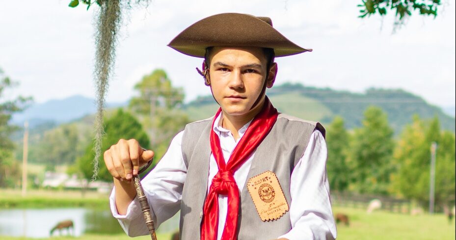Guilherme Mergener é a 22ªRT no Entrevero Cultural de Peões do Rio Grande do Sul