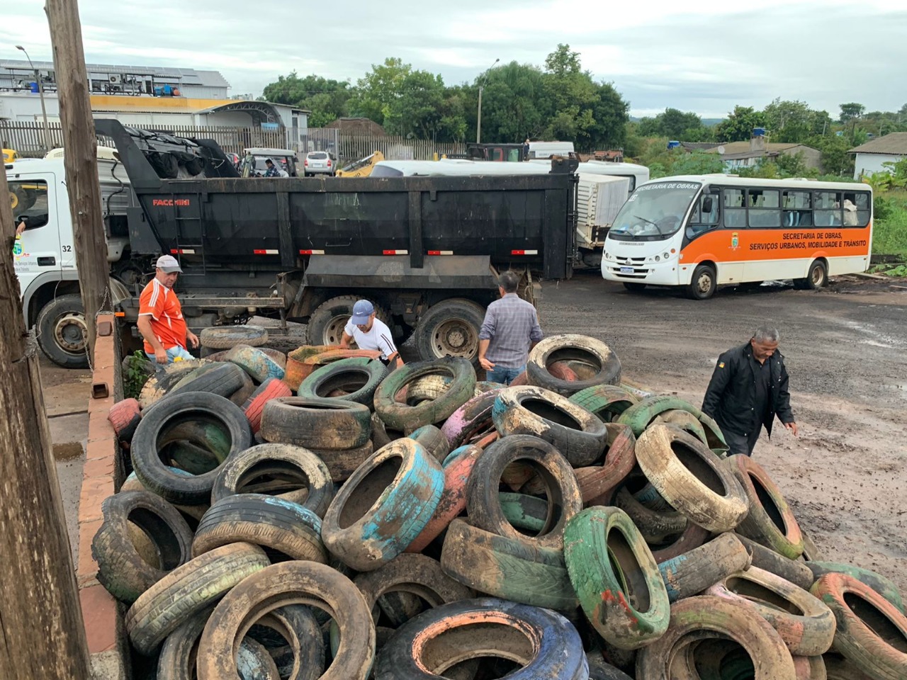 Secretaria de Obras de Taquara recolhe pneus de uma praça no bairro Empresa