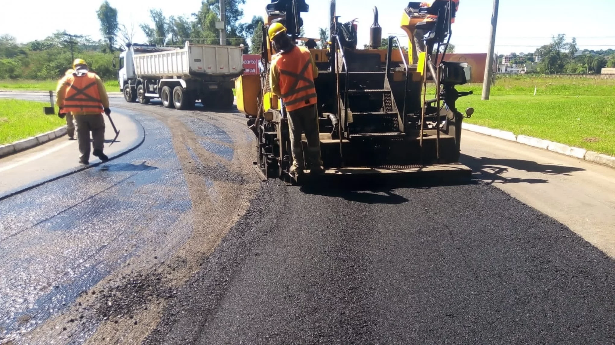 Obras de recapeamento asfáltico estão sendo realizadas na ERS-115 em Taquara