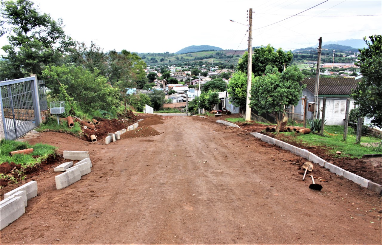 Prefeitura de Parobé pavimenta rua da Ladeira  com pedras irregulares