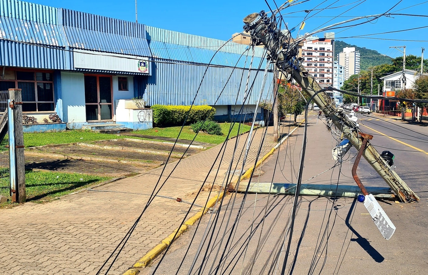 Bombeiros de Igrejinha alertam sobre queda de poste ao lado de sua sede e falta de sinal no telefone 193