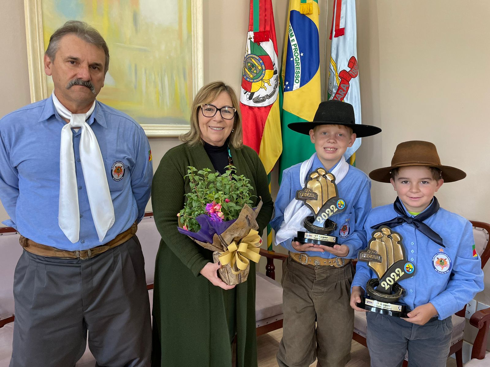 Prefeita Sirlei recebe vencedores da Festa Campeira do Rio Grande do Sul