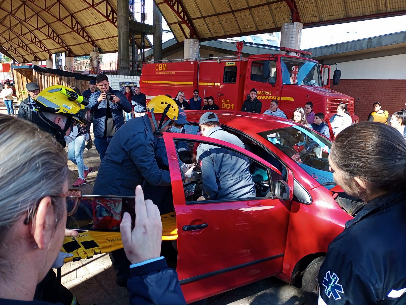 Simulado de primeiros socorros realizado pelo Corpo de Bombeiros e Samu chama a atenção no centro de Parobé