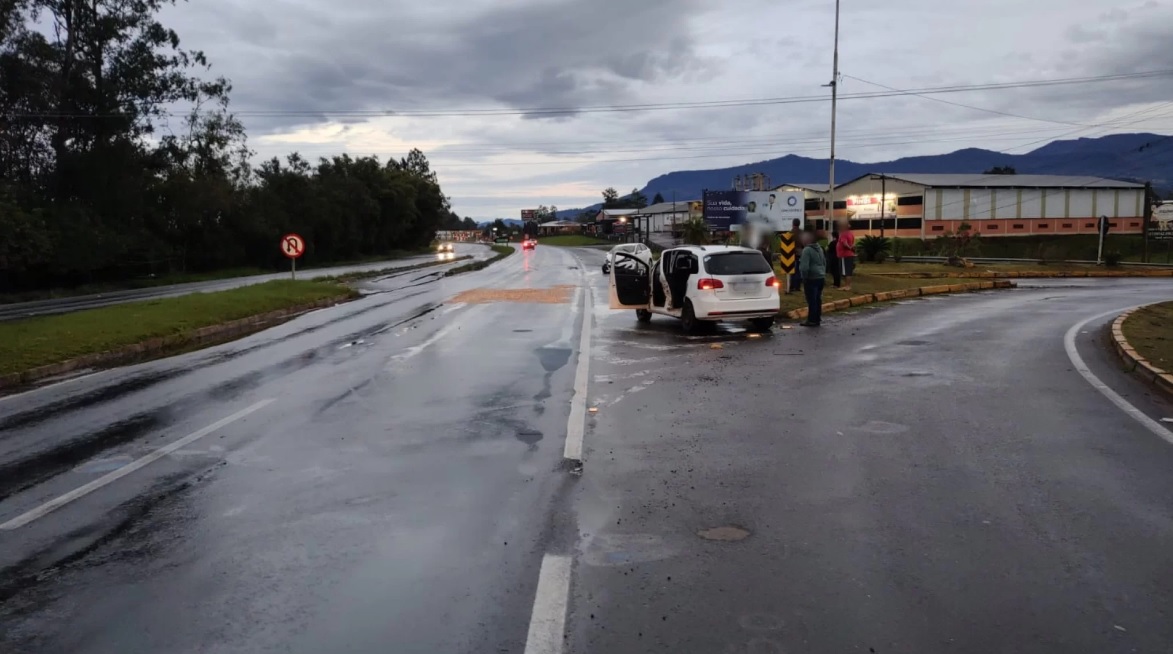 Motorista causa acidente após andar pela contramão na ERS-239 na divisa entre Nova Hartz e Parobé