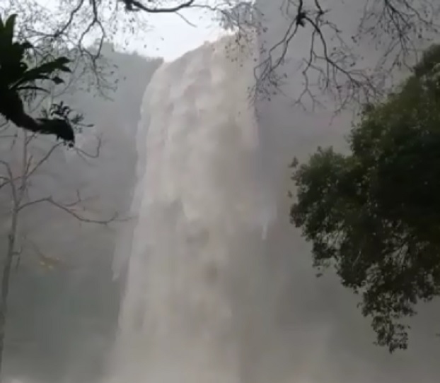 Visitação na Cascata do Chuvisqueiro em Riozinho é interrompida em razão do intenso volume de água - Veja vídeo
