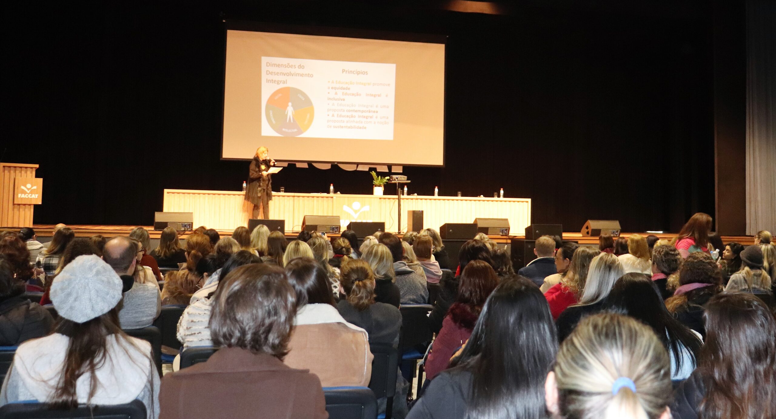 Centenas de educadores participam do Seminário  Regional de Iniciação Científica na Faccat