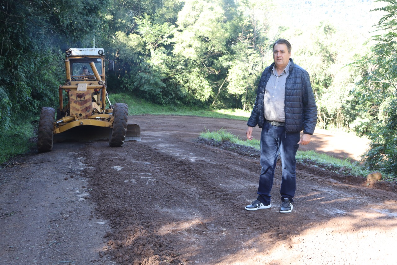 Prefeito de Rolante acompanha trabalho de recuperação da estrada que liga Areia à Boa Esperança