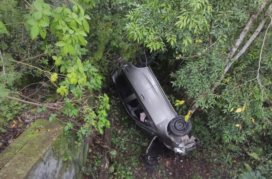 Automóvel tomba na ERS-115 em Três Coroas