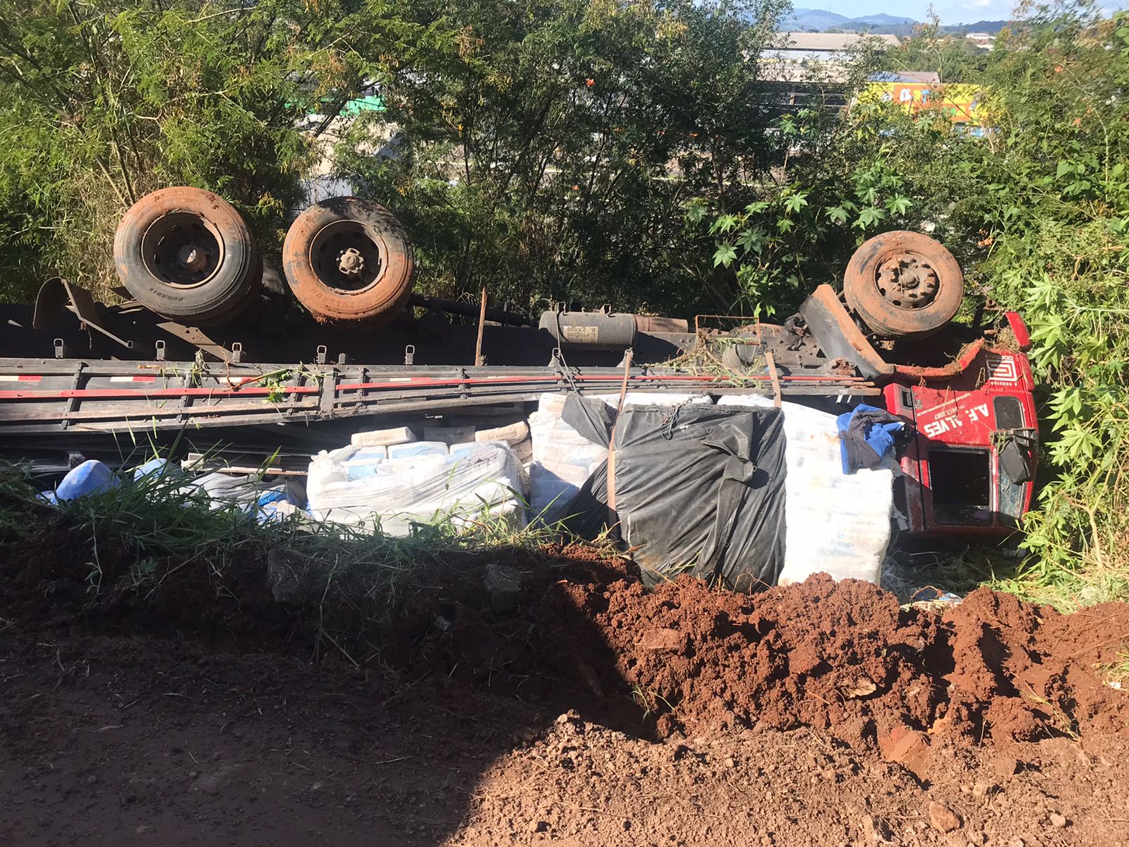 Caminhão que transportava material para a Corsan cai em ribanceira em Taquara