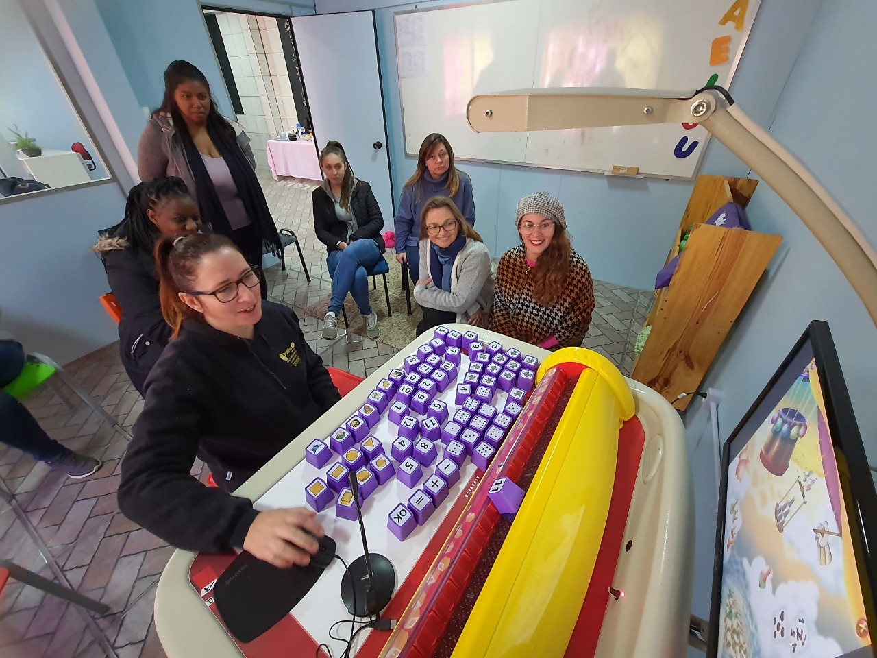 Lar Padilha de Taquara adquire três mesas educacionais tecnológicas de alfabetização e letramento