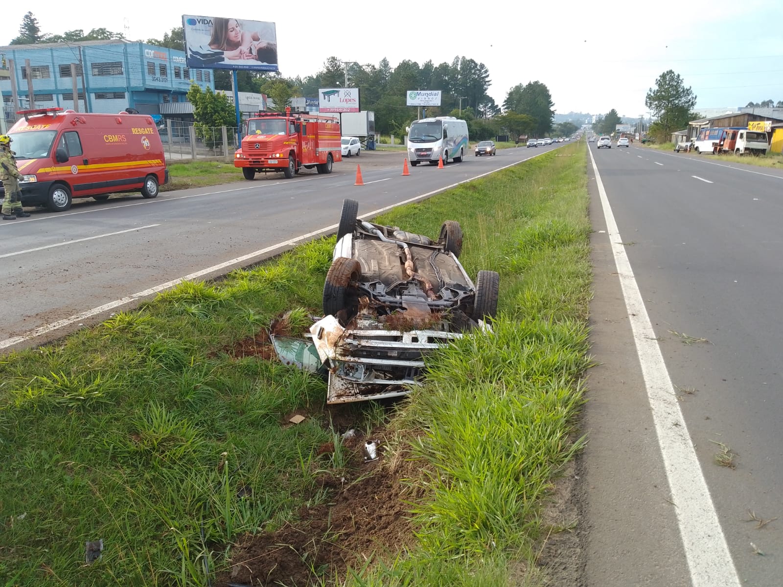 Capotamento de veículo é registrado na ERS-239 em Parobé