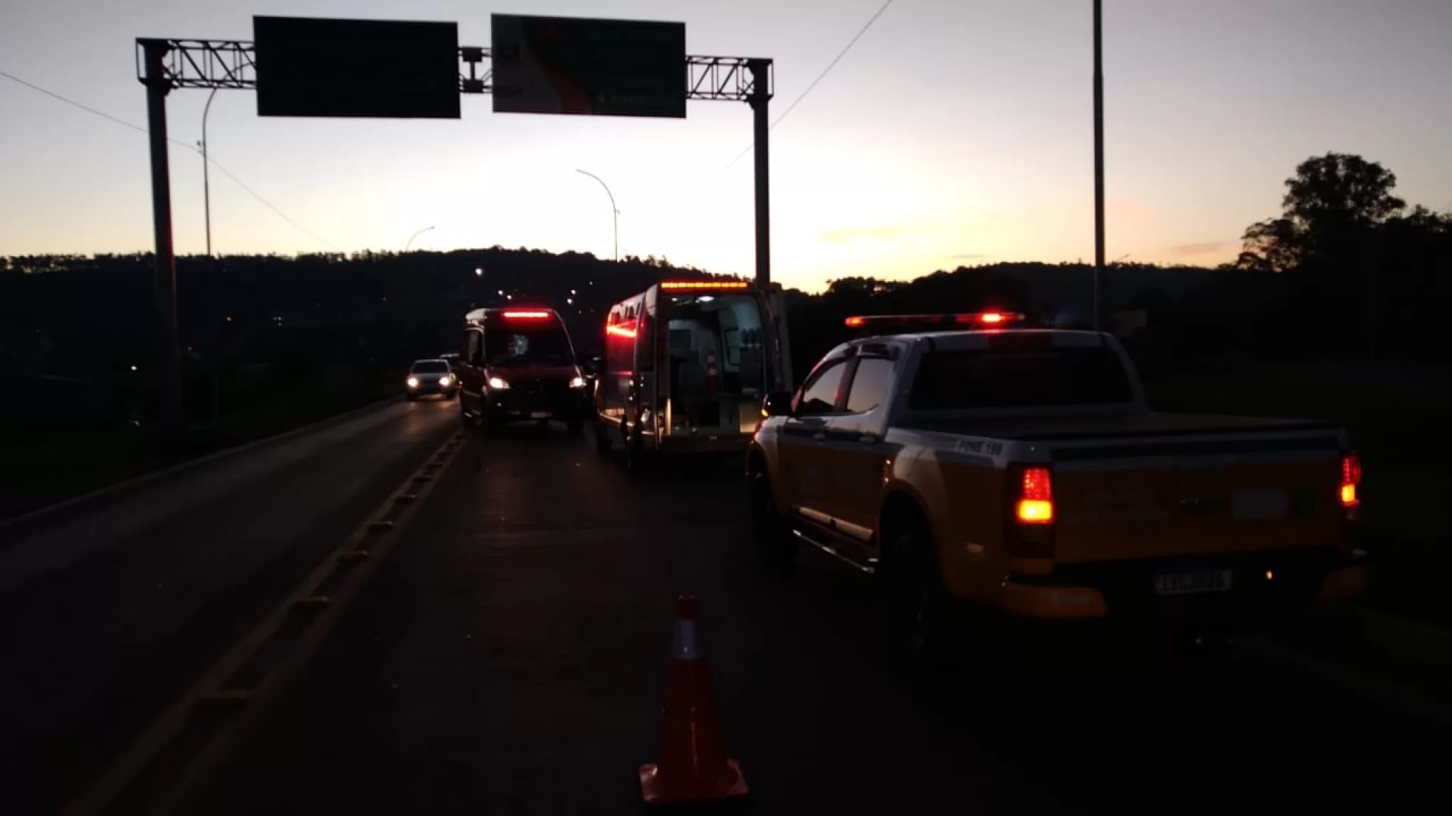 Veículos com placas de Parobé colidem na ERS-239 em Novo Hamburgo