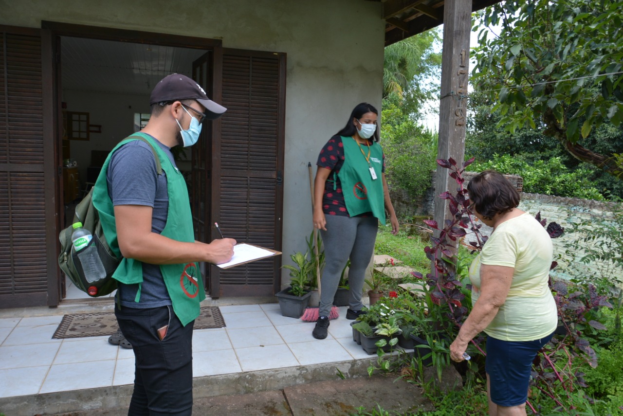 Agentes de endemias de Taquara fazem buscas nas residências para detectar focos do mosquito Aedes aegypti
