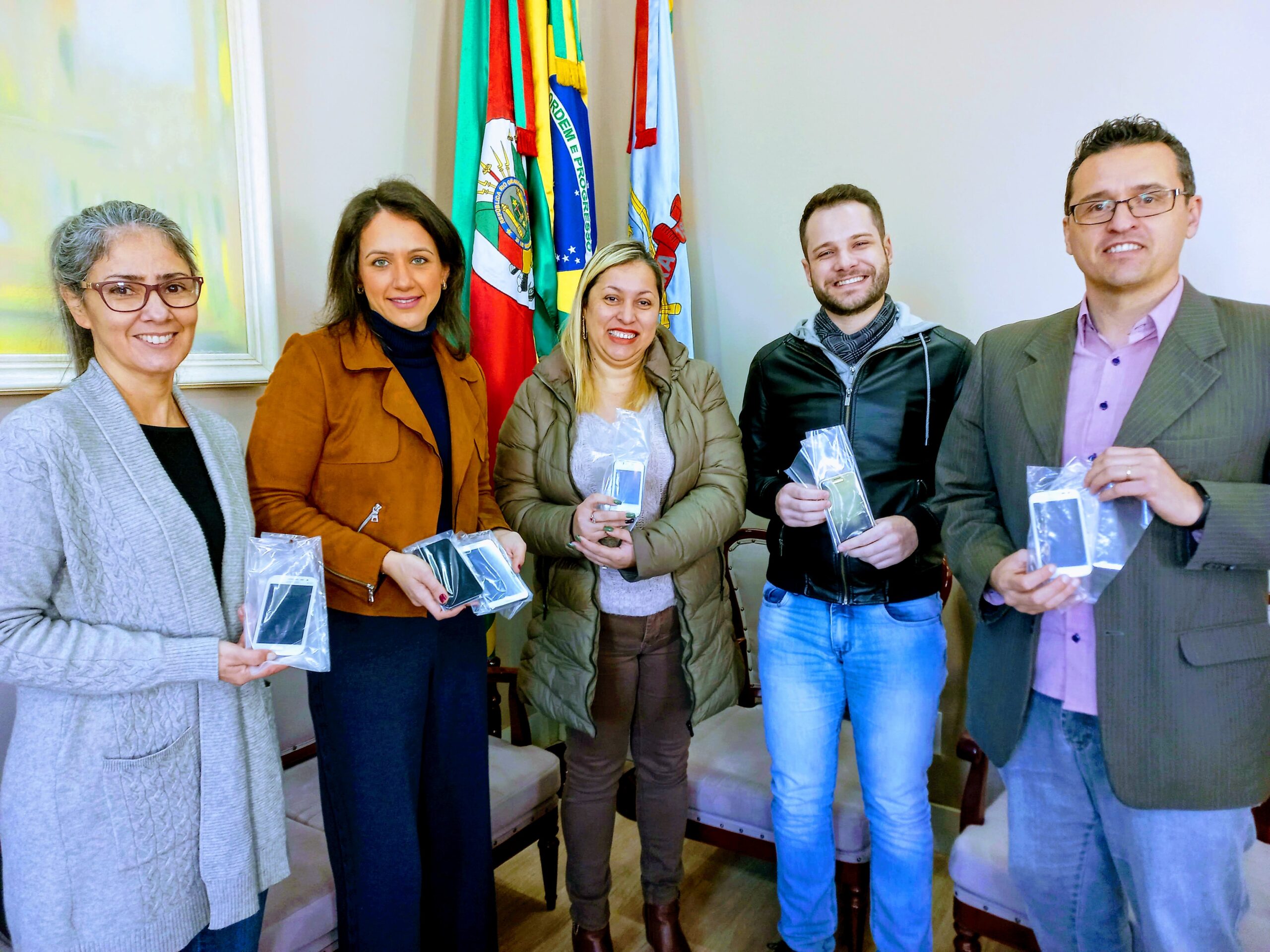 Celulares apreendidos em operações policiais são repassados à secretaria de Educação de Taquara