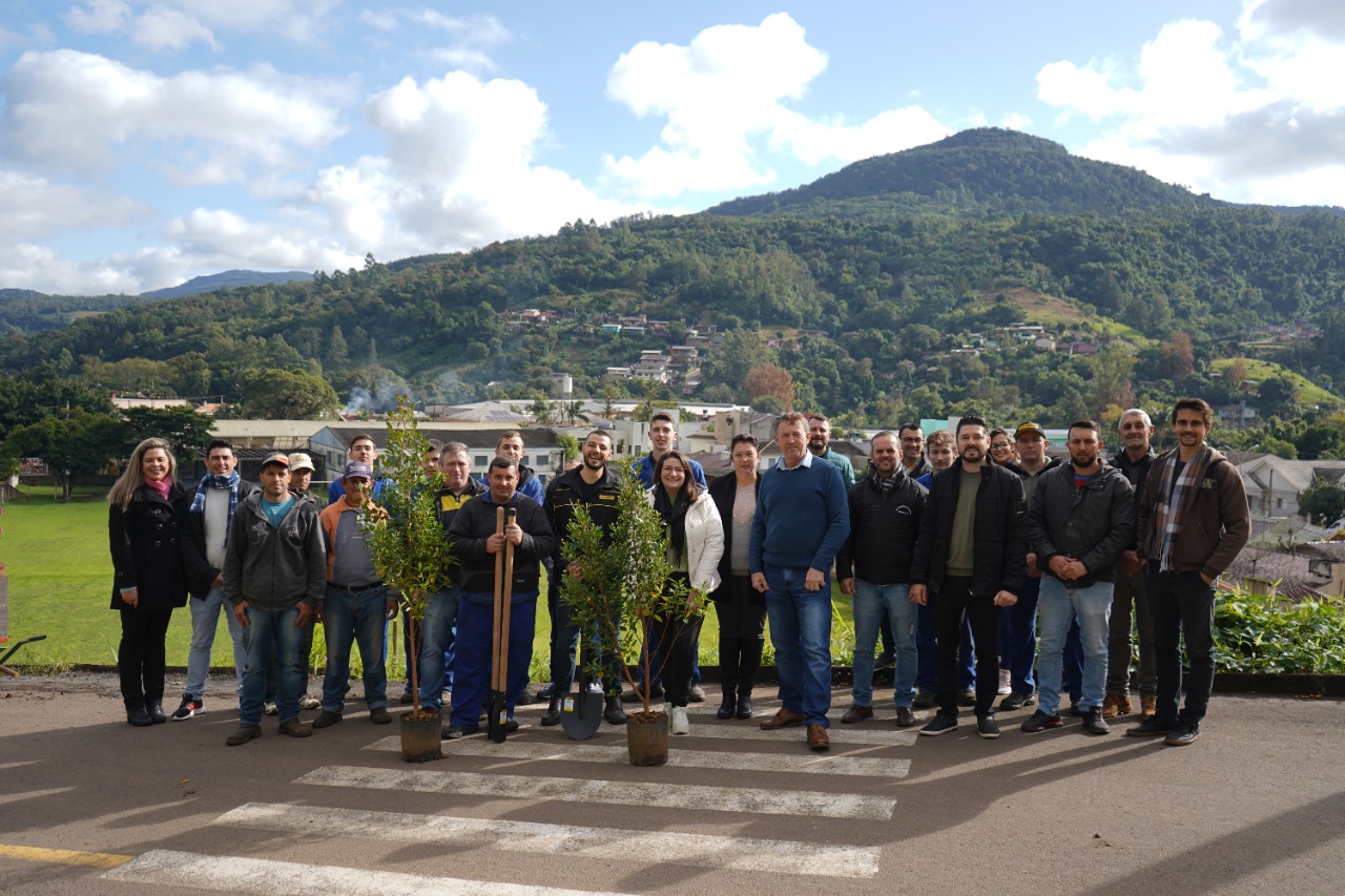 Paraboni comemora 76 anos com doação de 76 mudas de árvores Manacá-da-Serra para Riozinho