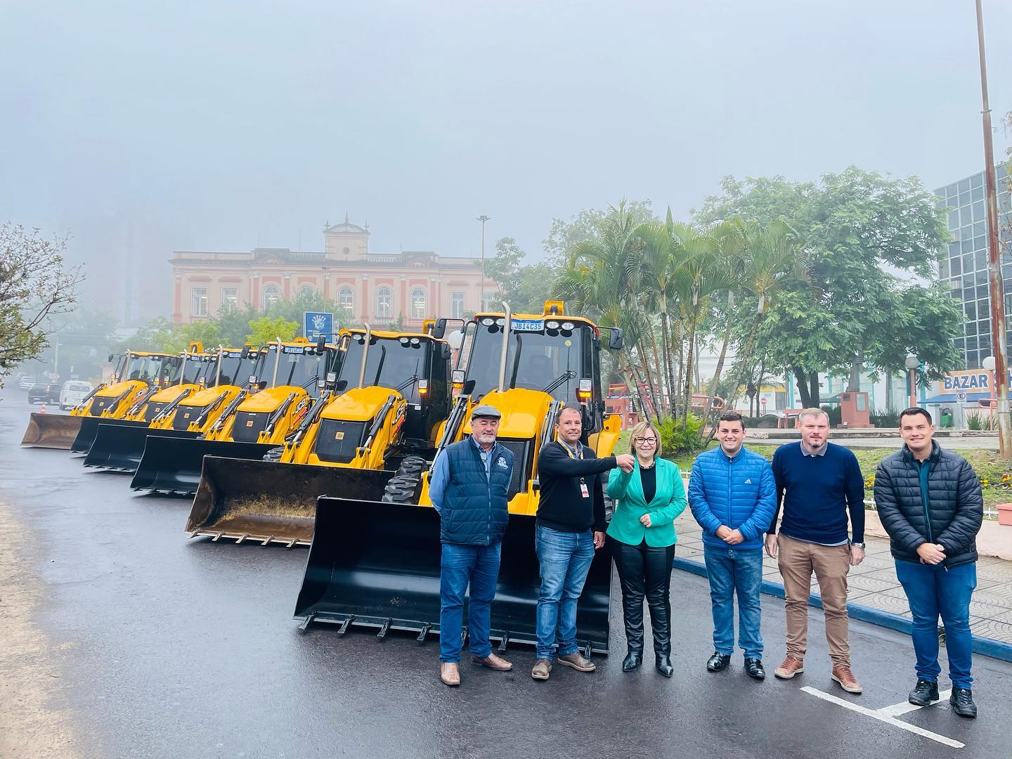 Prefeitura de Taquara recebe quatro novas retroescavadeiras