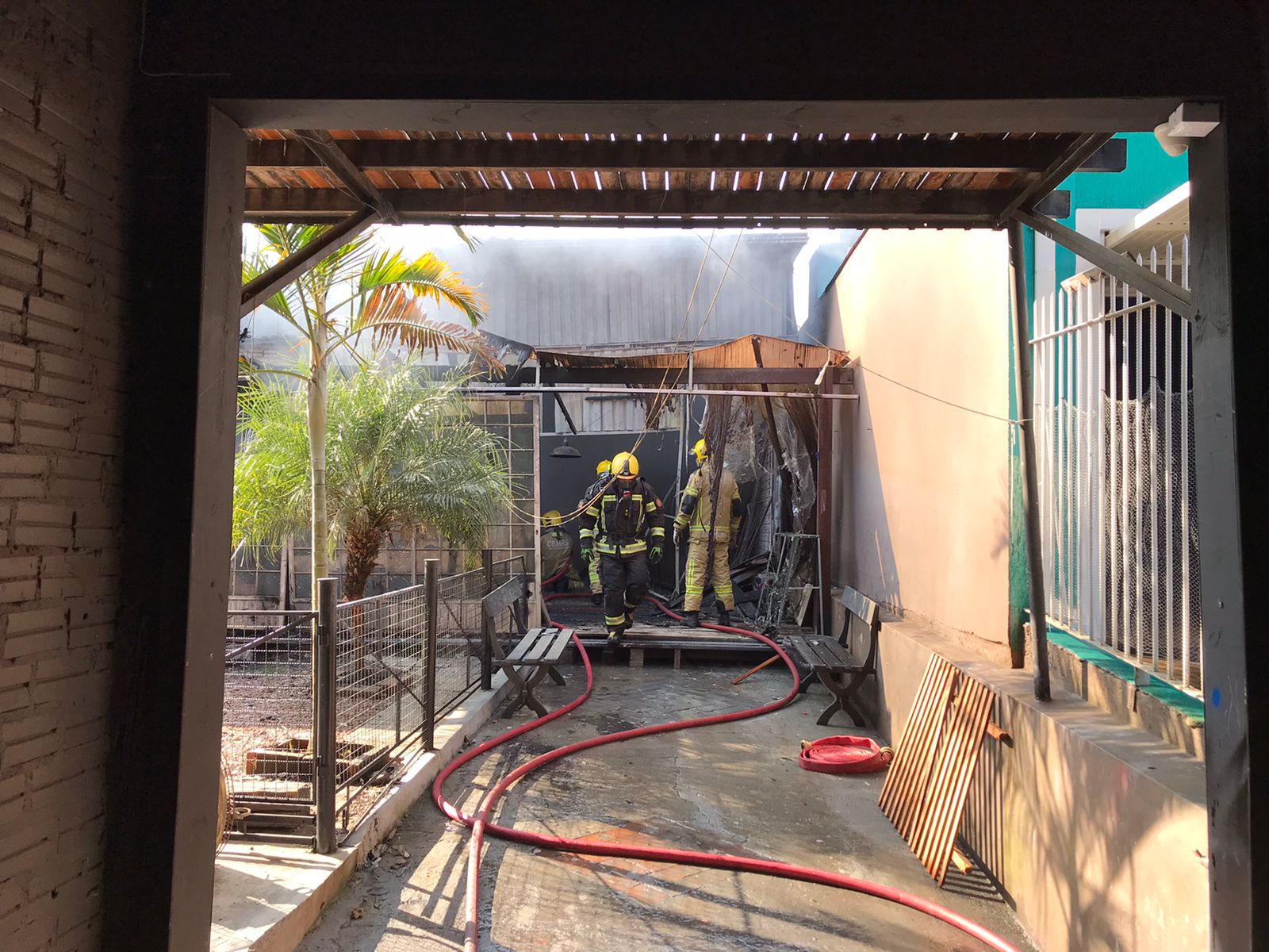 Bombeiros de Taquara e Parobé combatem incêndio em imóvel em Parobé