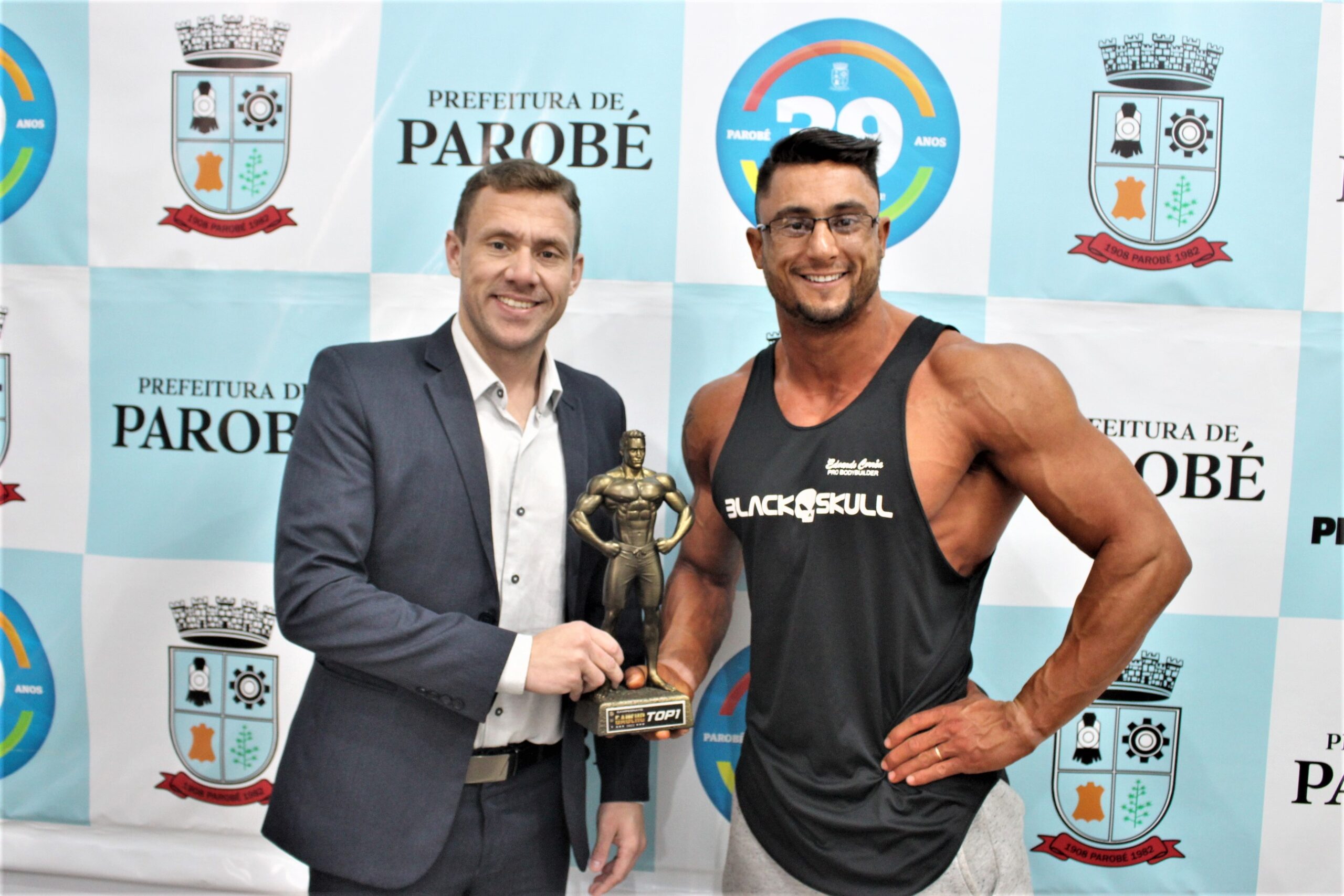 Prefeito de Parobé recebe atletas que se destacaram em recentes campeonatos de kickboxing e fisioculturismo
