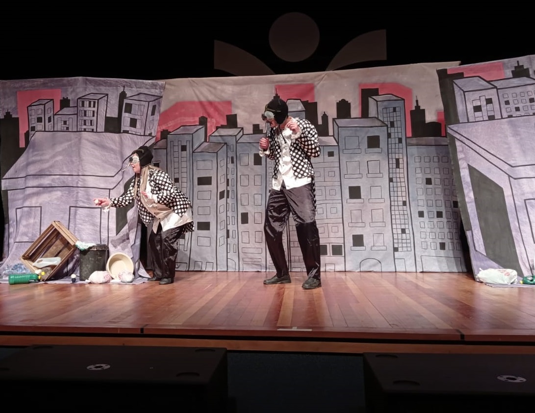 Crianças aprendem lições de prevenção e combate à dengue através do teatro em Taquara