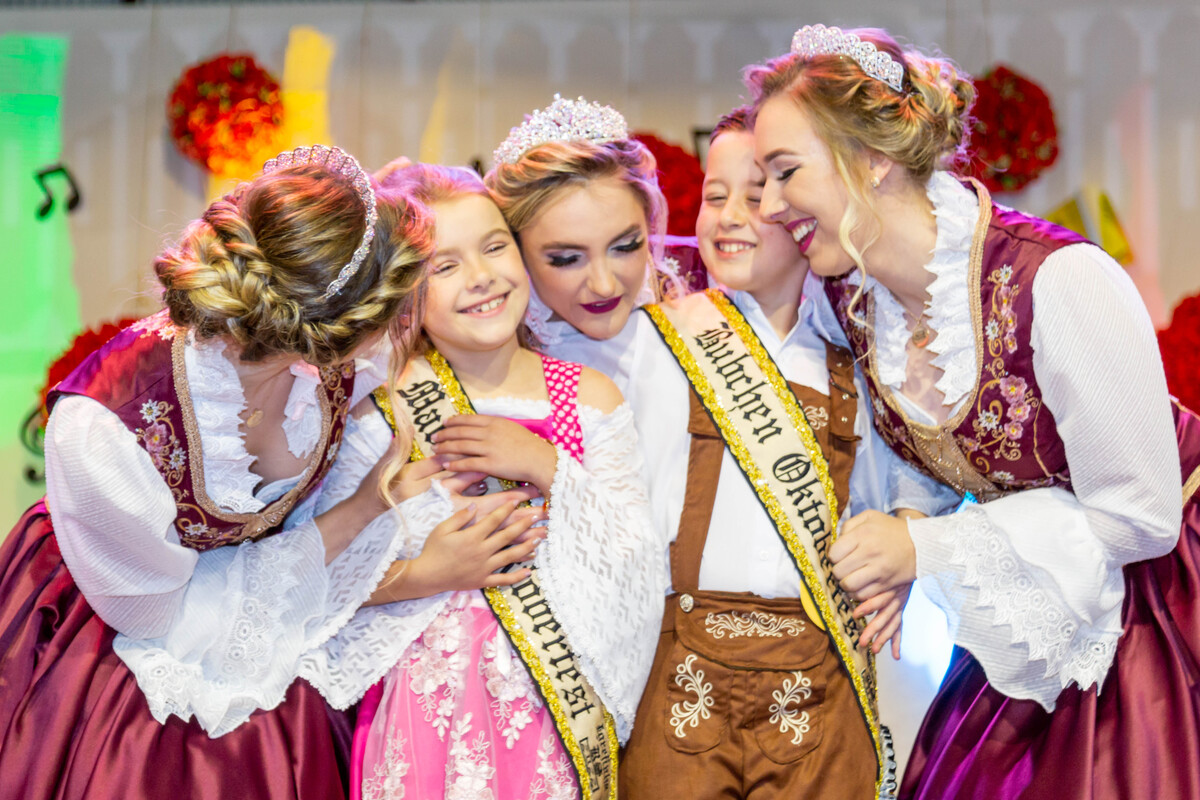 Bubchen e Mädchen são escolhidos para a corte oficial da 33ª Oktoberfest de Igrejinha 