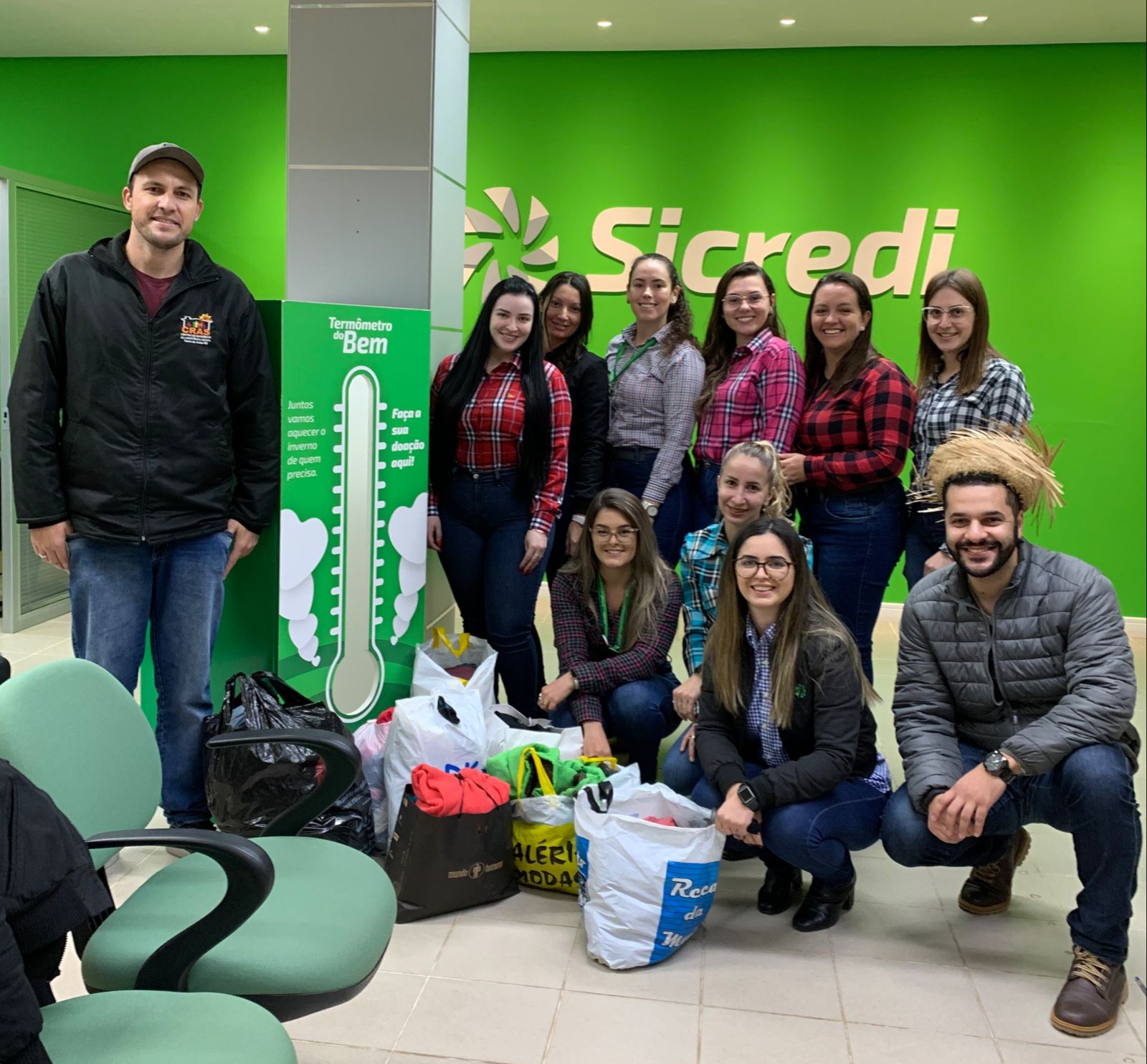 Termômetro do Bem da Sicredi Caminho das Águas entrega primeira remessa de agasalhos 