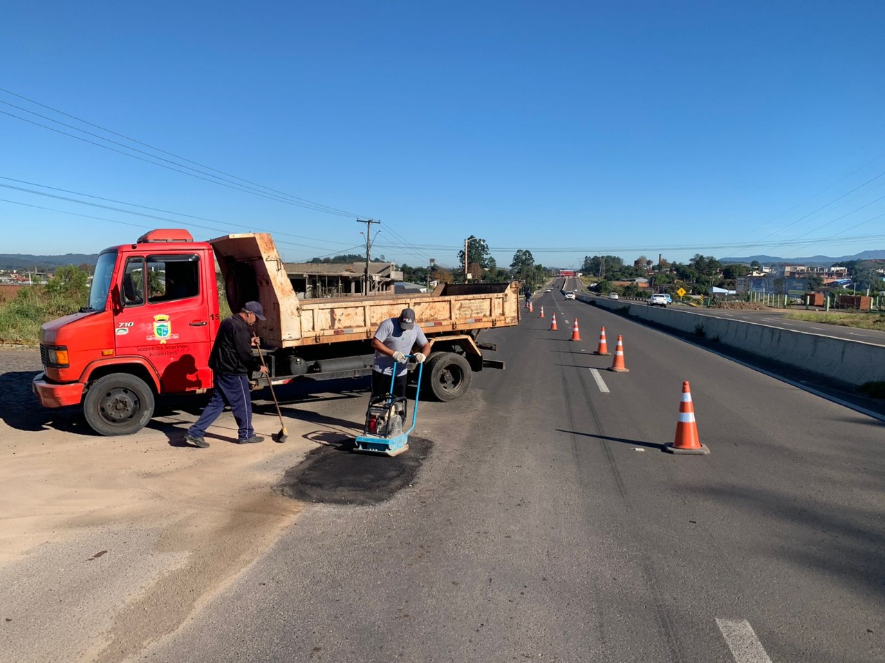 Secretaria de Obras de Taquara realiza conserto de buraco na ERS-239