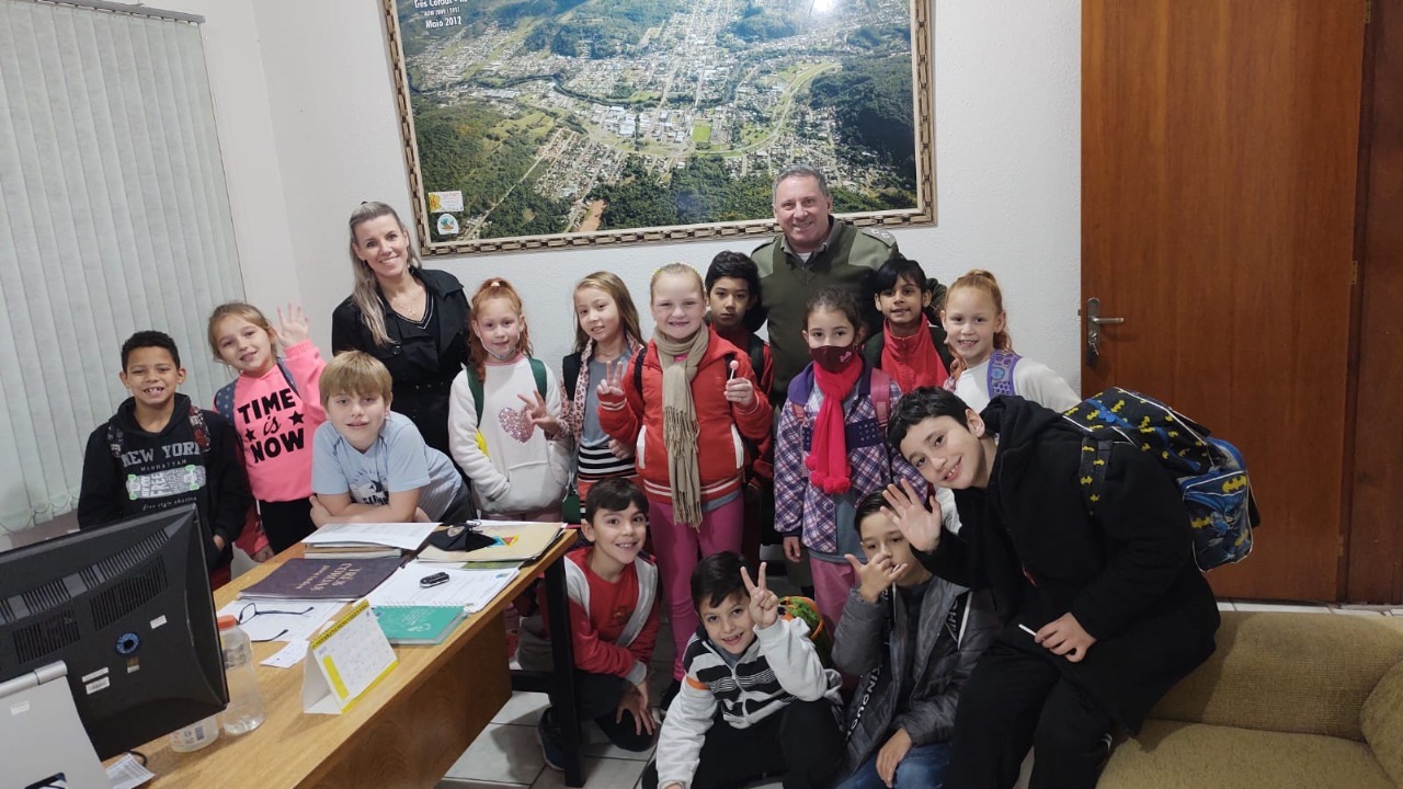 Brigada Militar recebe visita de alunos da rede municipal de ensino de Três Coroas