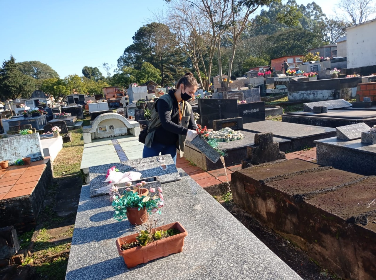 Agentes de endemias de Taquara realizam mutirão de limpeza nos túmulos no Cemitério Municipal