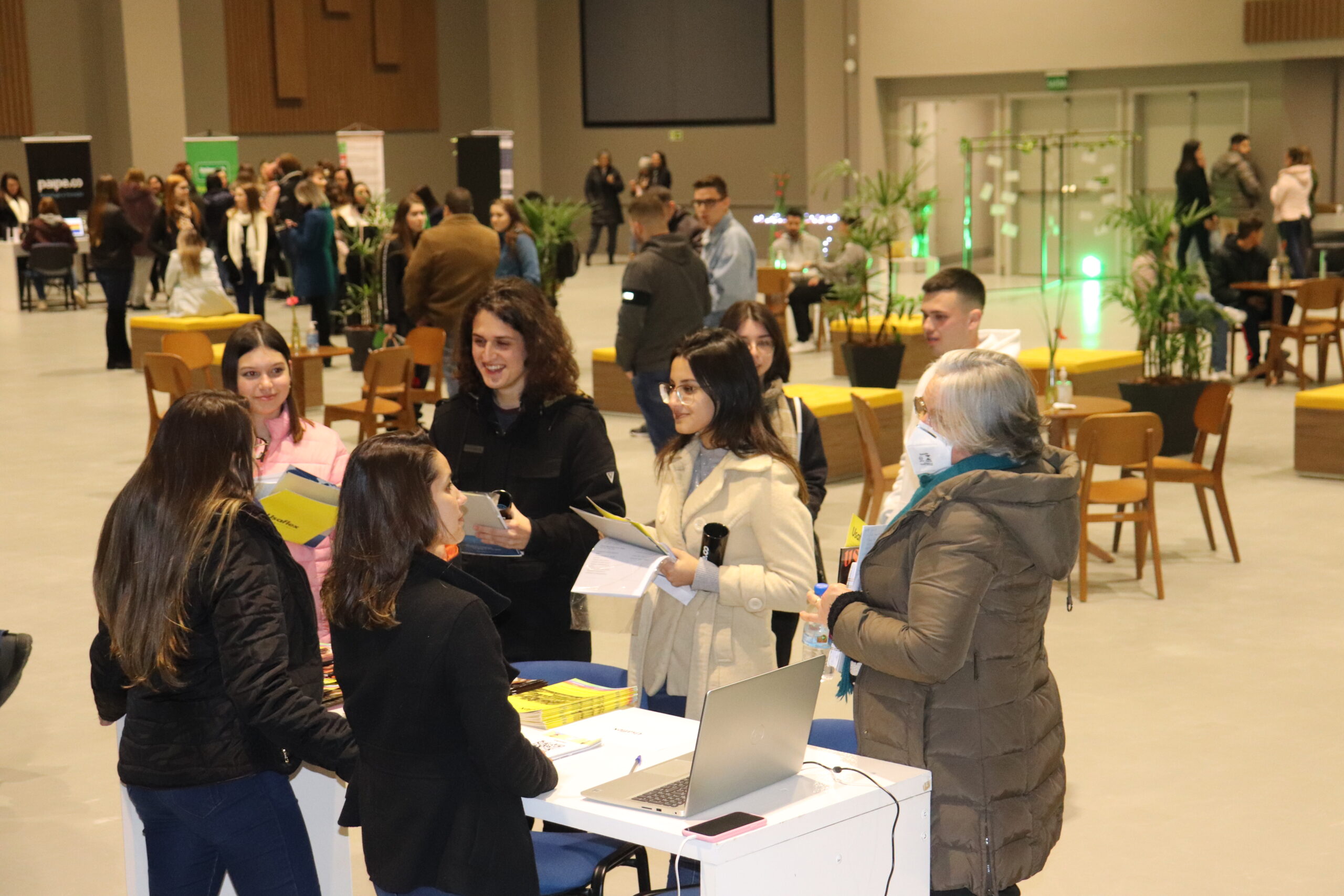 Feira de Estágios e Empregos da Faccat reúne mais de 20 empresas do Vale do Paranhana