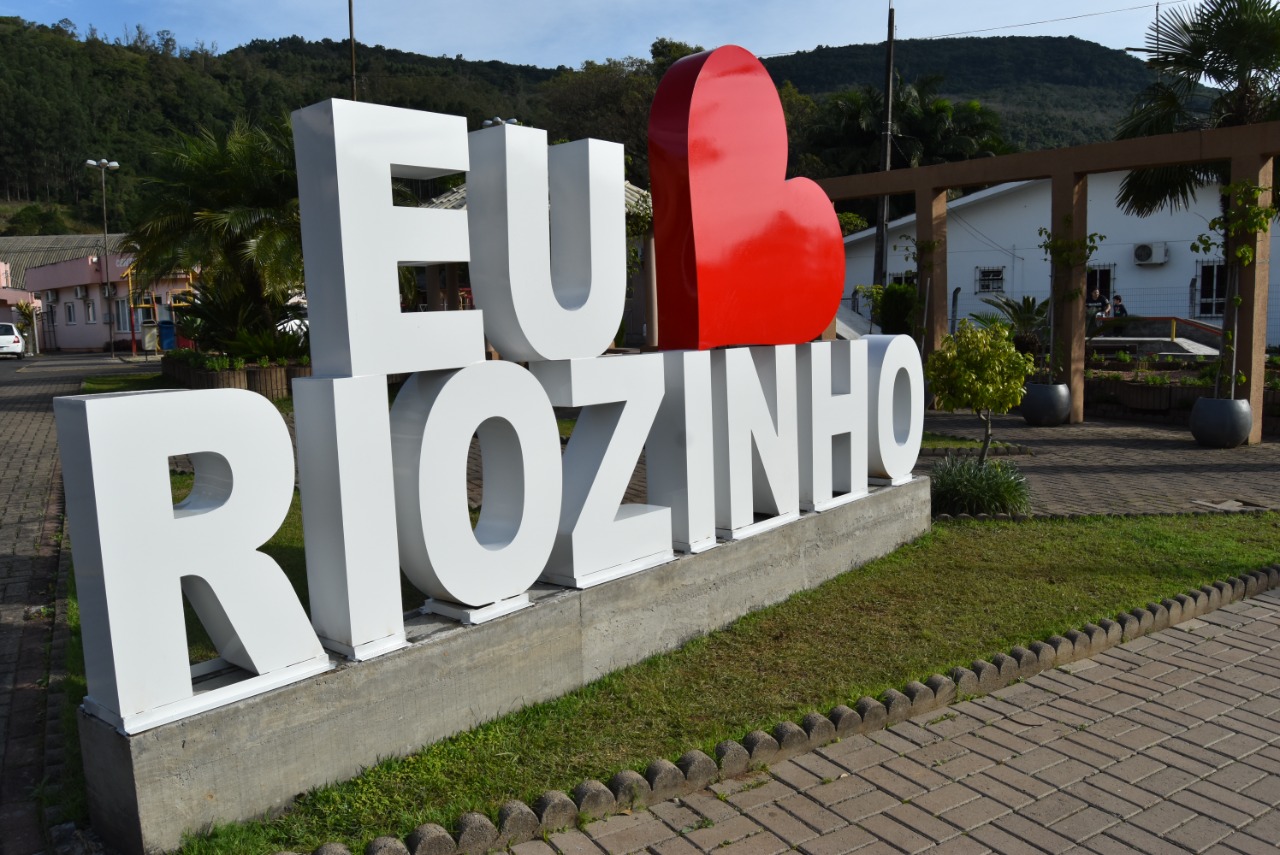 Prefeitura instala portal com letreiro "Eu amo Riozinho" junto à praça central do Município