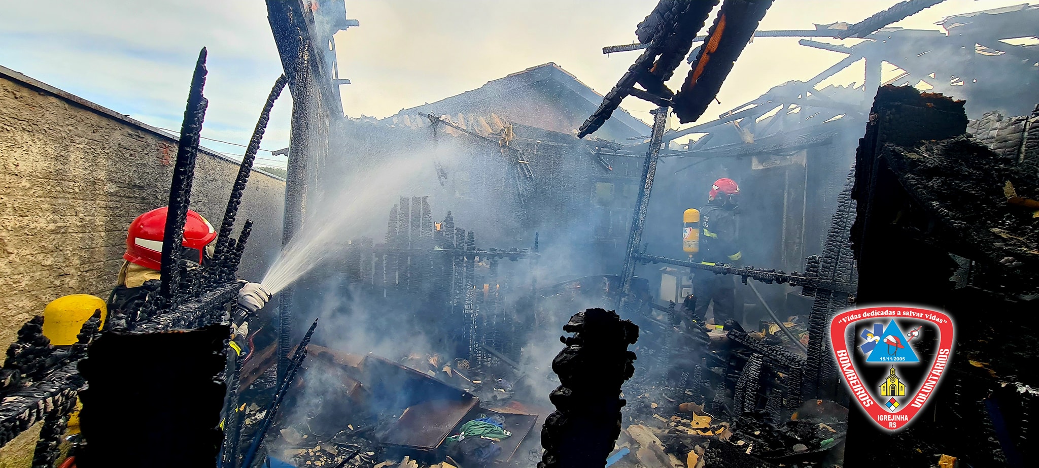 Residência é consumida pelo fogo em Igrejinha
