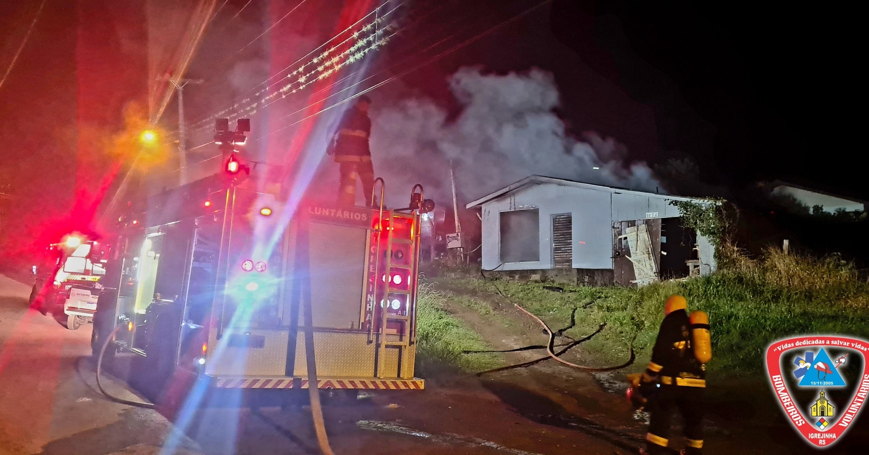 Bombeiros de Igrejinha combatem incêndio em marcenaria no interior do Município