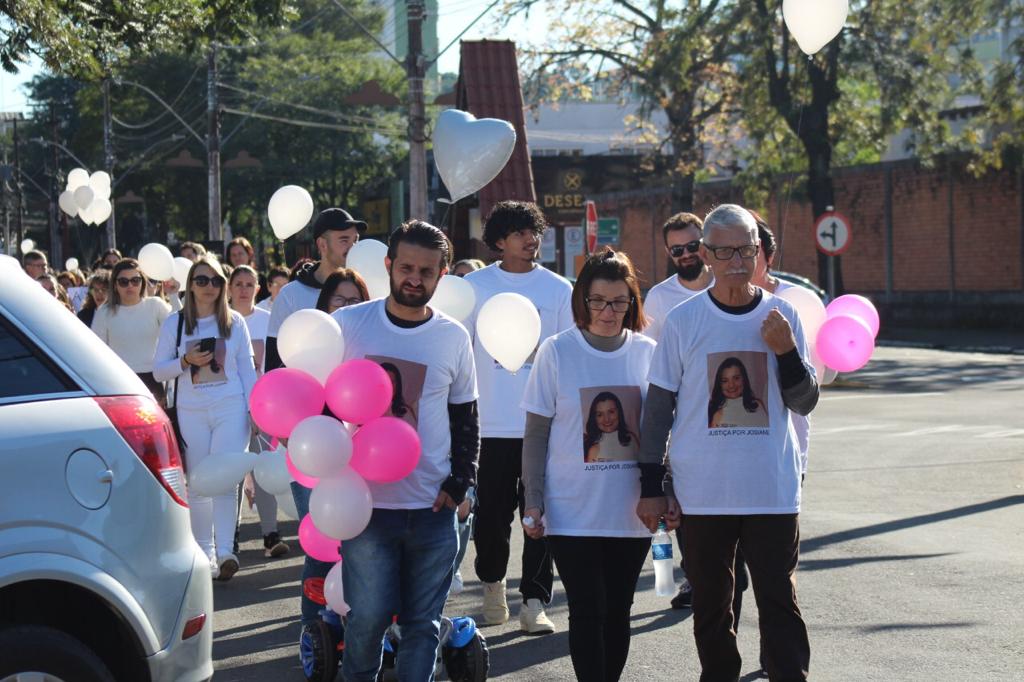 Caminhada pede justiça por morte de mulher a facadas em Igrejinha