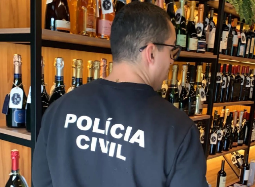 Polícia Civil faz a apreensão de mais de 100 garrafas de bebidas em situação irregular em Igrejinha