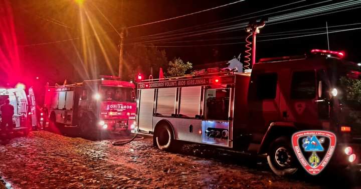 Homem é preso após brigar com companheira e atear fogo na casa