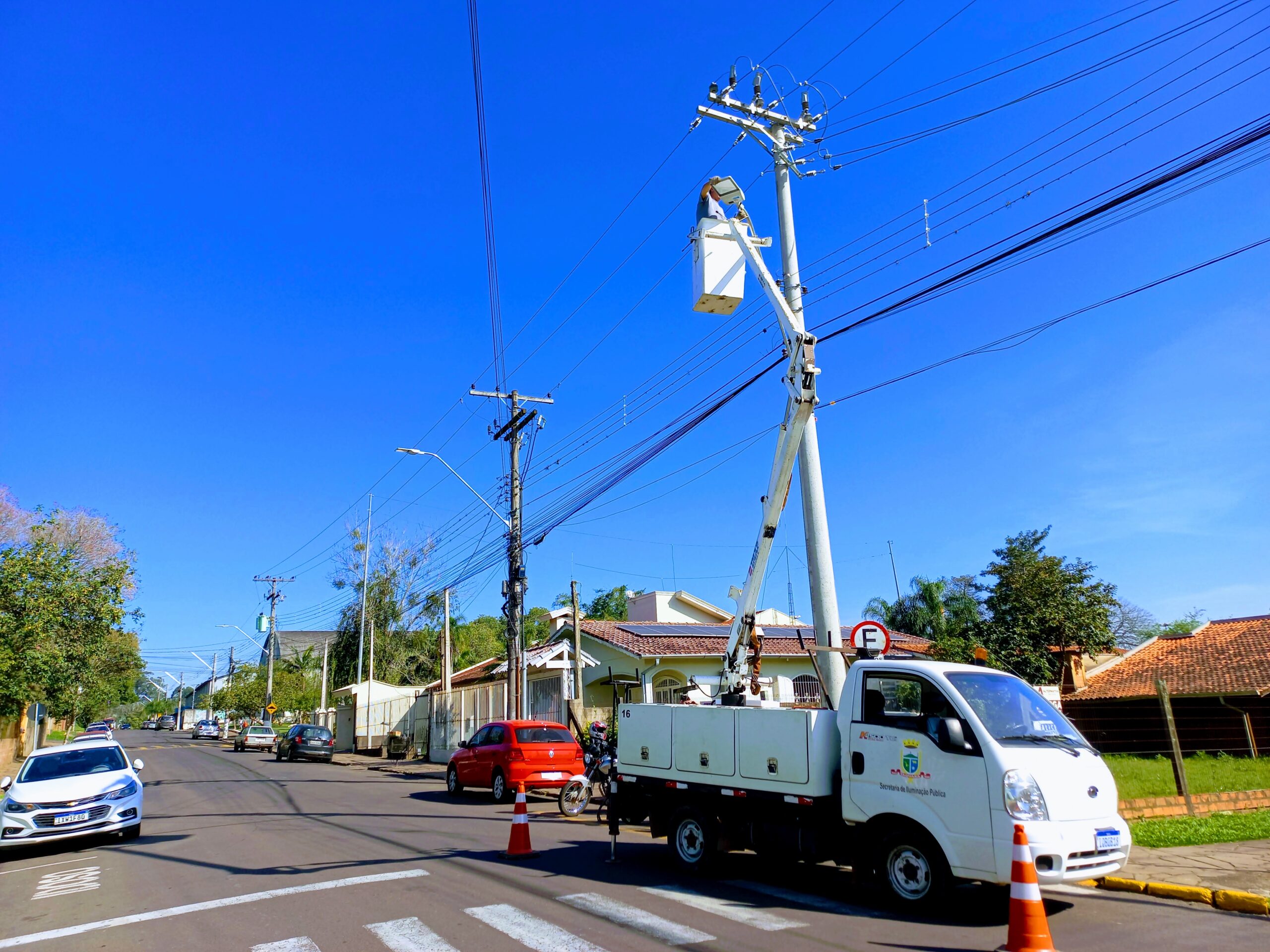 Taquara inicia a instalação de luminárias de LED em vias da cidade e do interior