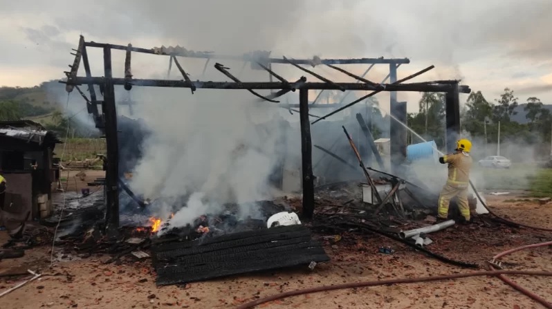 Casa é destruída pelo fogo em Parobé