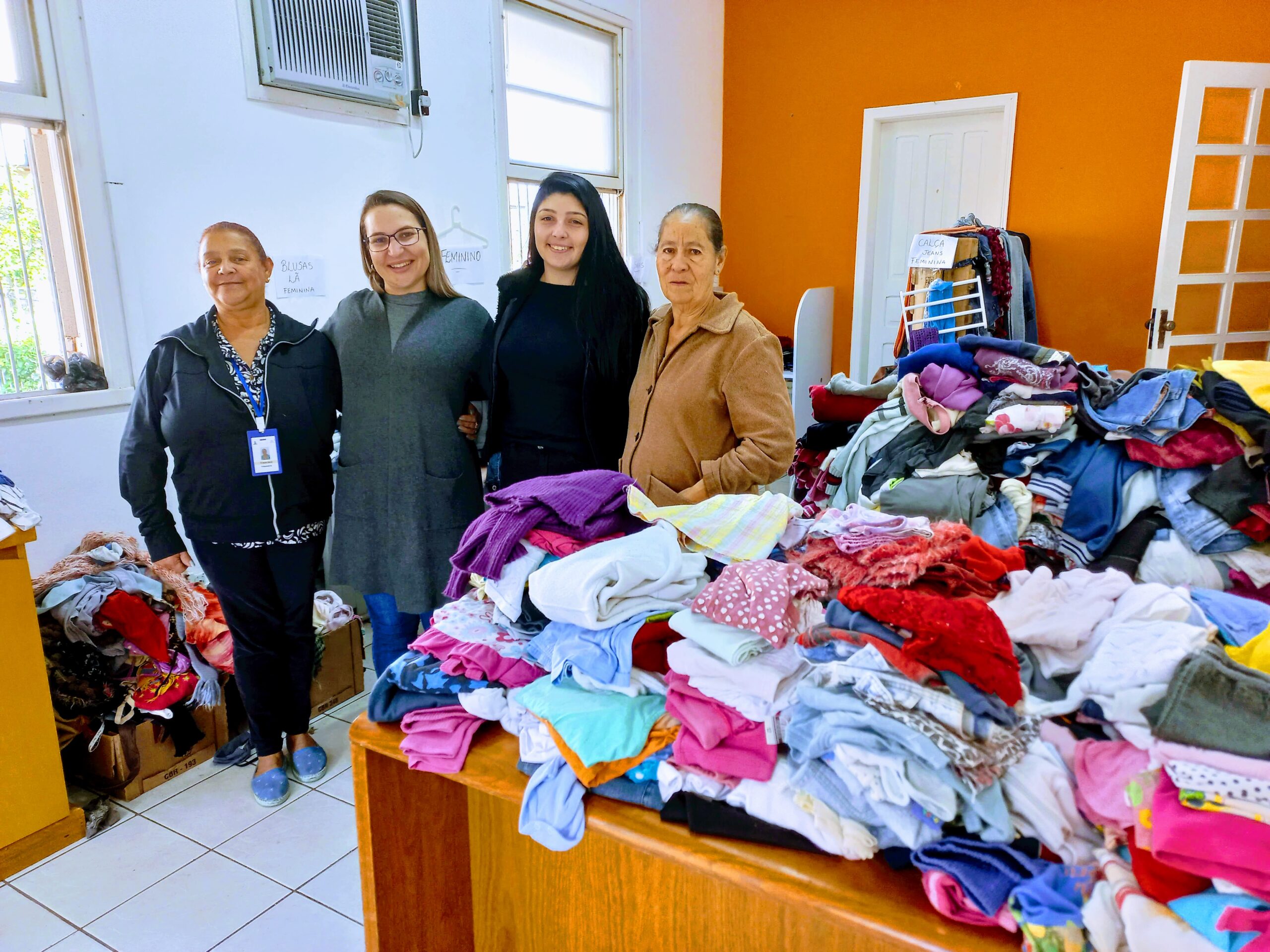 Doação de roupas ocorre toda semana no Varal Solidário de Taquara