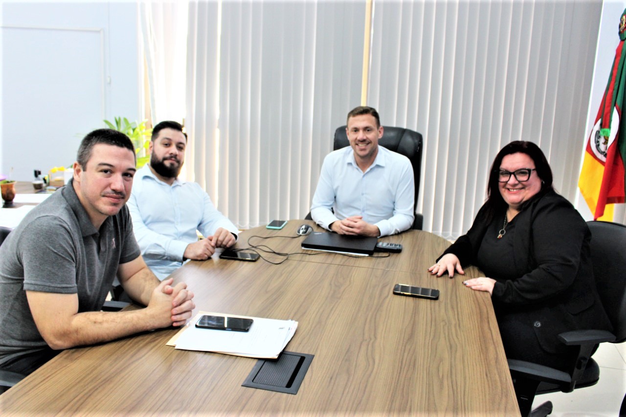 Prefeito de Parobé recebe assessores da Secretaria de Desenvolvimento Urbano e Metropolitano do Estado
