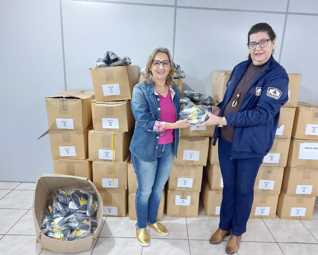 Secretaria de Desenvolvimento Social entrega 873 pares de tênis à Secretaria de Educação em Rolante