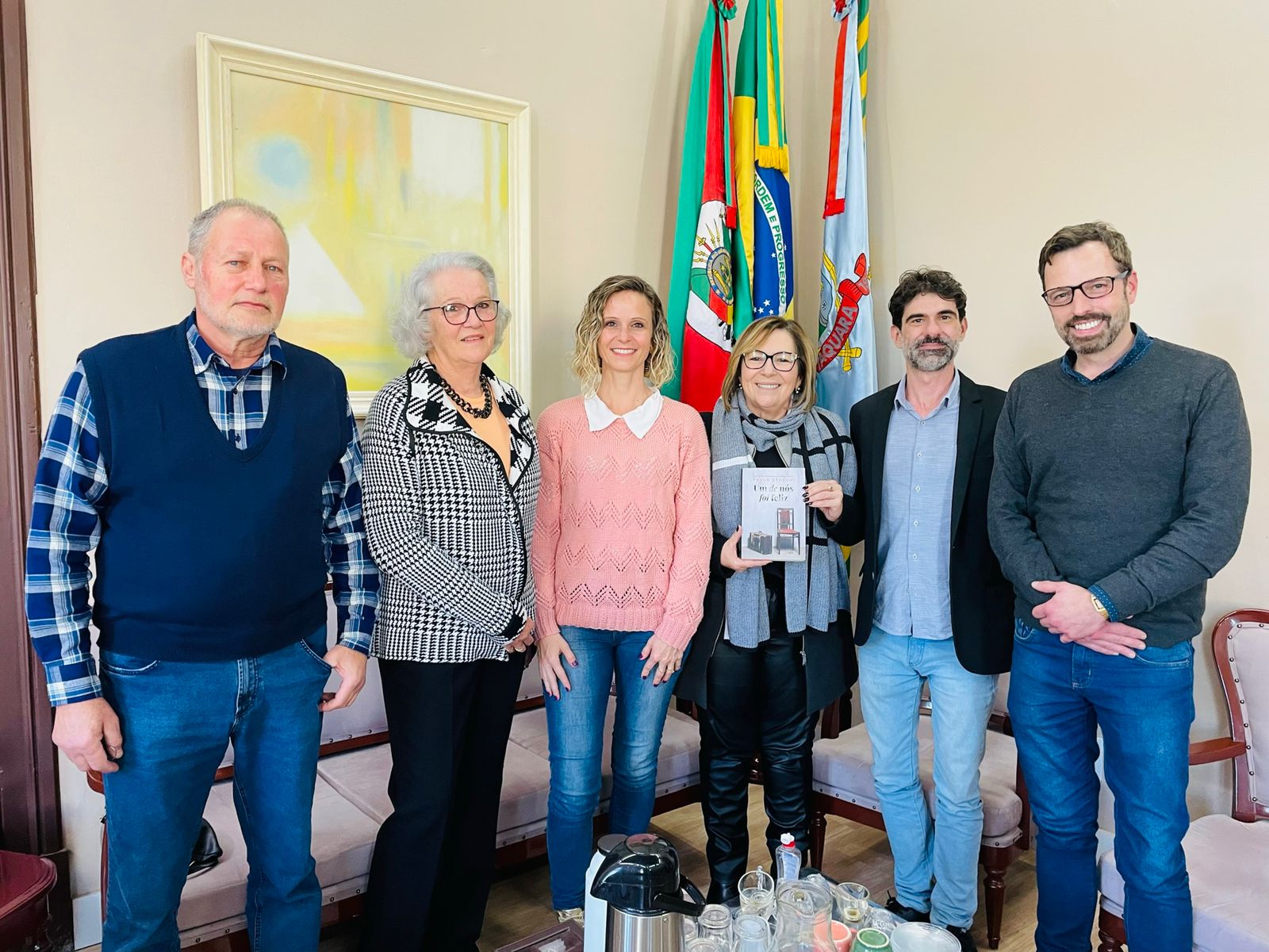 Prefeita de Taquara recebe visita do escritor Paulo Stucchi, autor de “Um de nós foi feliz”