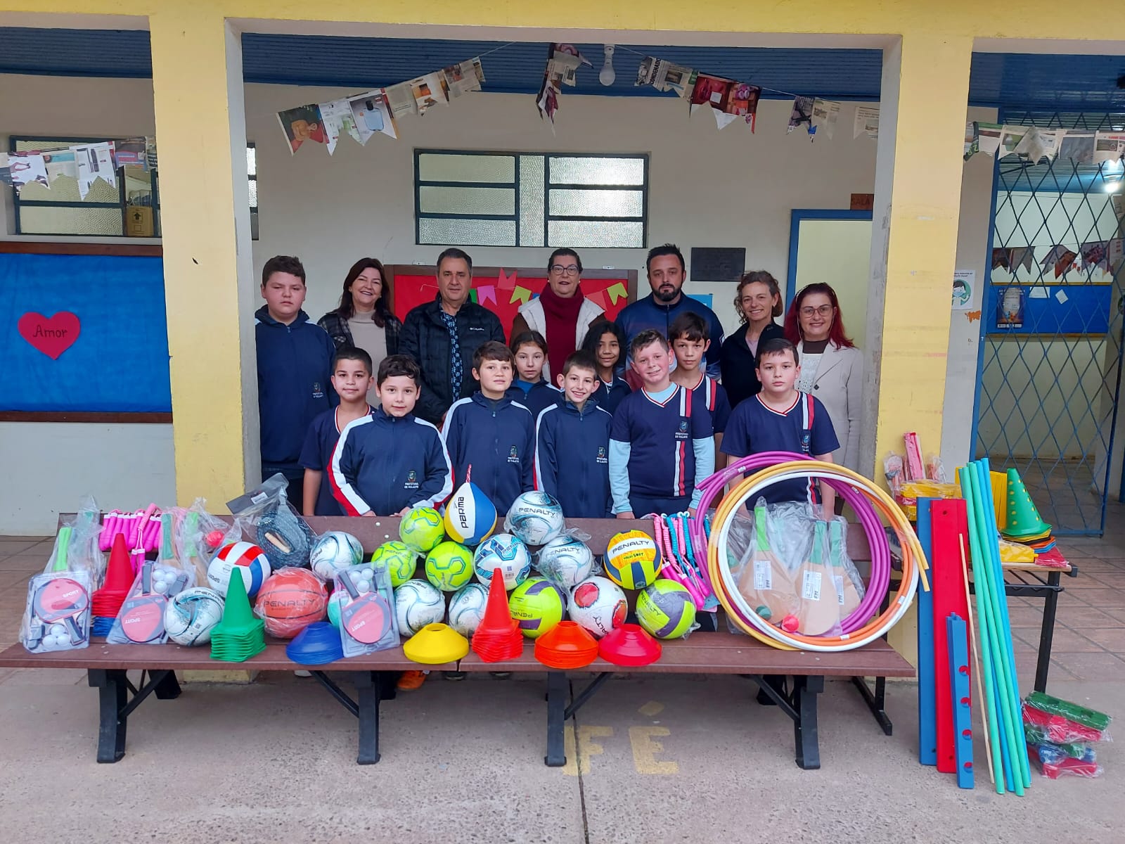 Secretaria de Educação de Rolante entrega kits de material esportivo para as 12 escolas da rede municipal