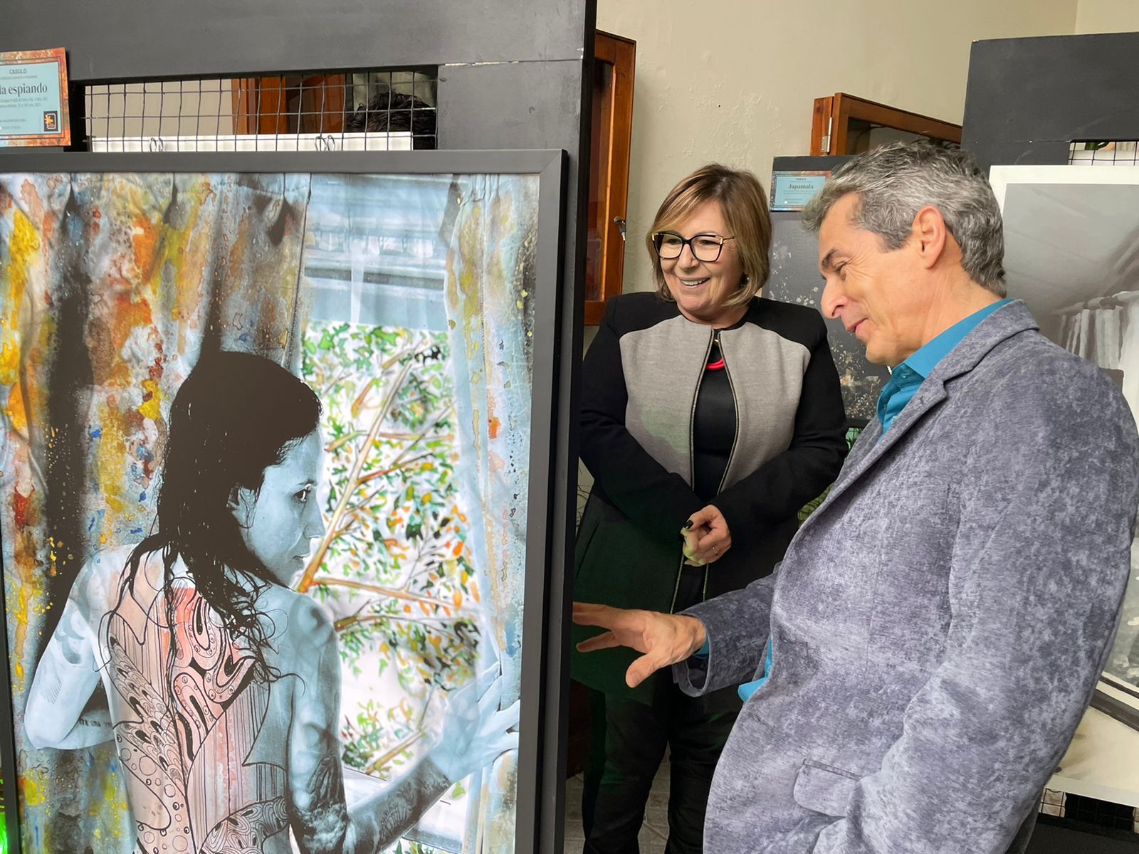 Exposição fotográfica que retrata cotidiano na Colina do Sol pode ser conferida no saguão da prefeitura de Taquara