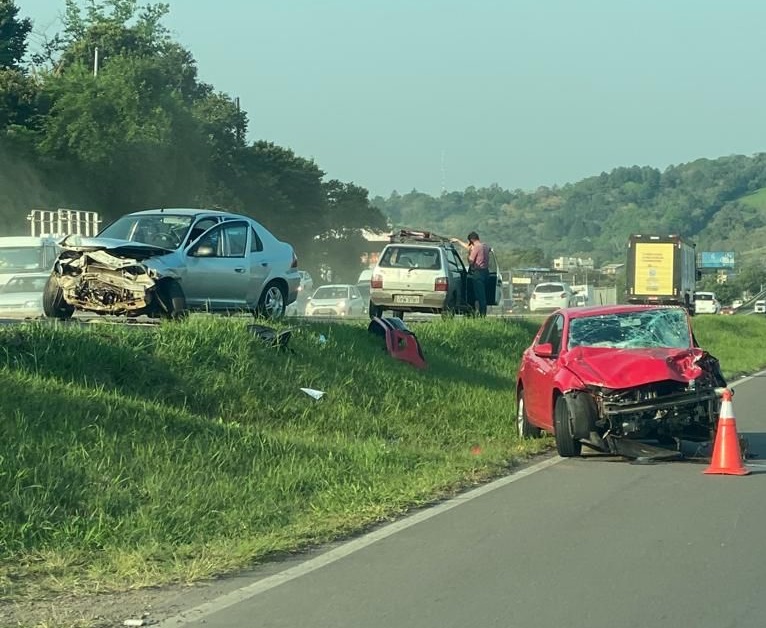 Colisão entre três veículos deixa duas pessoas feridas na ERS-239 em Parobé