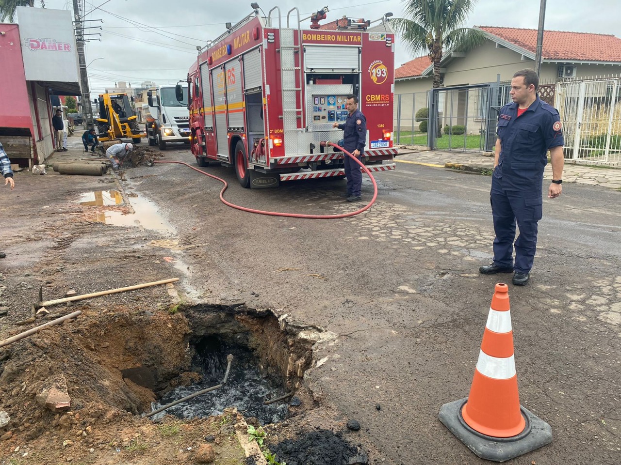 Secretaria de Obras de Taquara faz a desobstrução de canos na rua Marechal Floriano