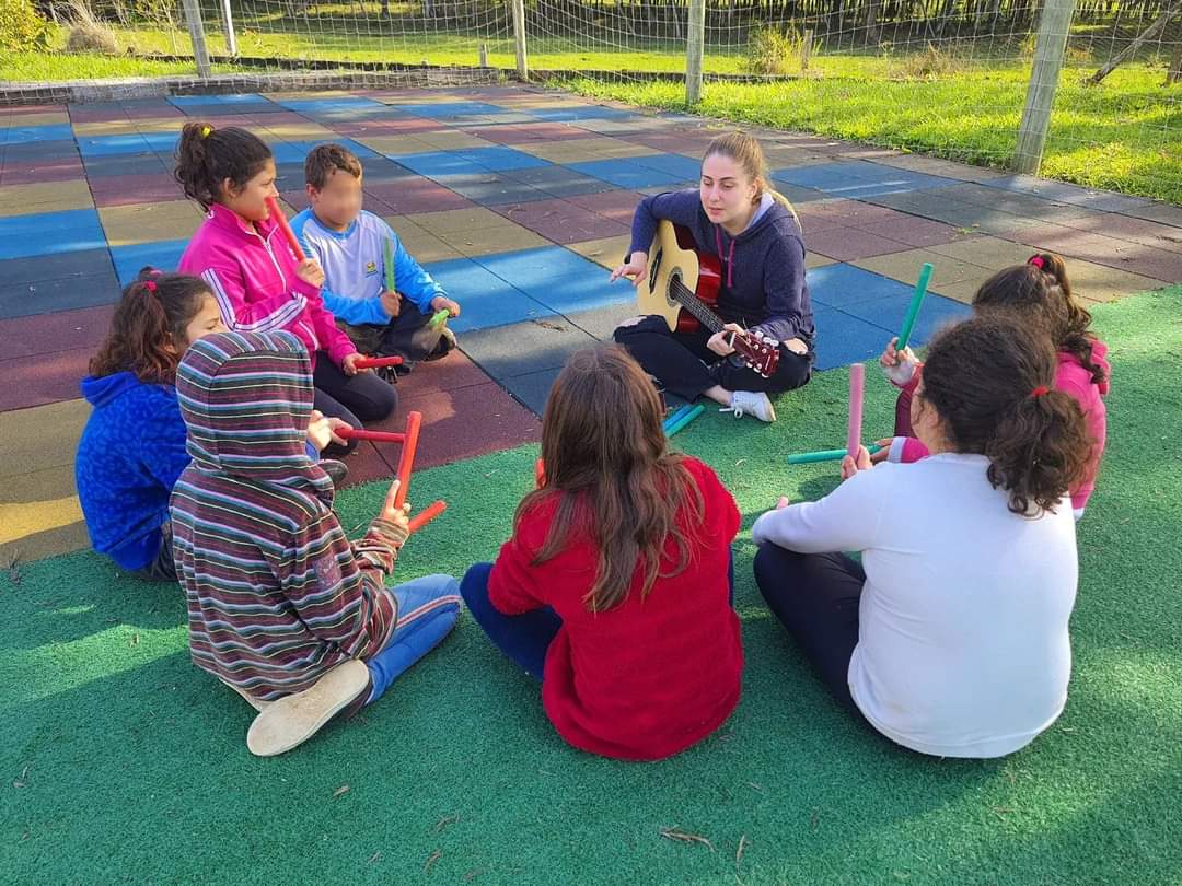 Estudante do Espírito Santo promove voluntariamente oficinas de música no Lar Padilha em Taquara