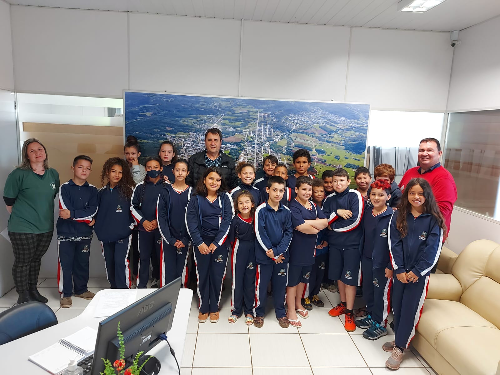 Alunos de escola da rede municipal visitam o prefeito de Rolante