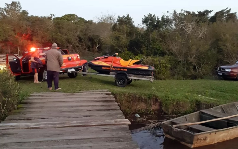 Barco com três taquarenses vira na Lagoa do Capivari e uma pessoa segue desaparecida