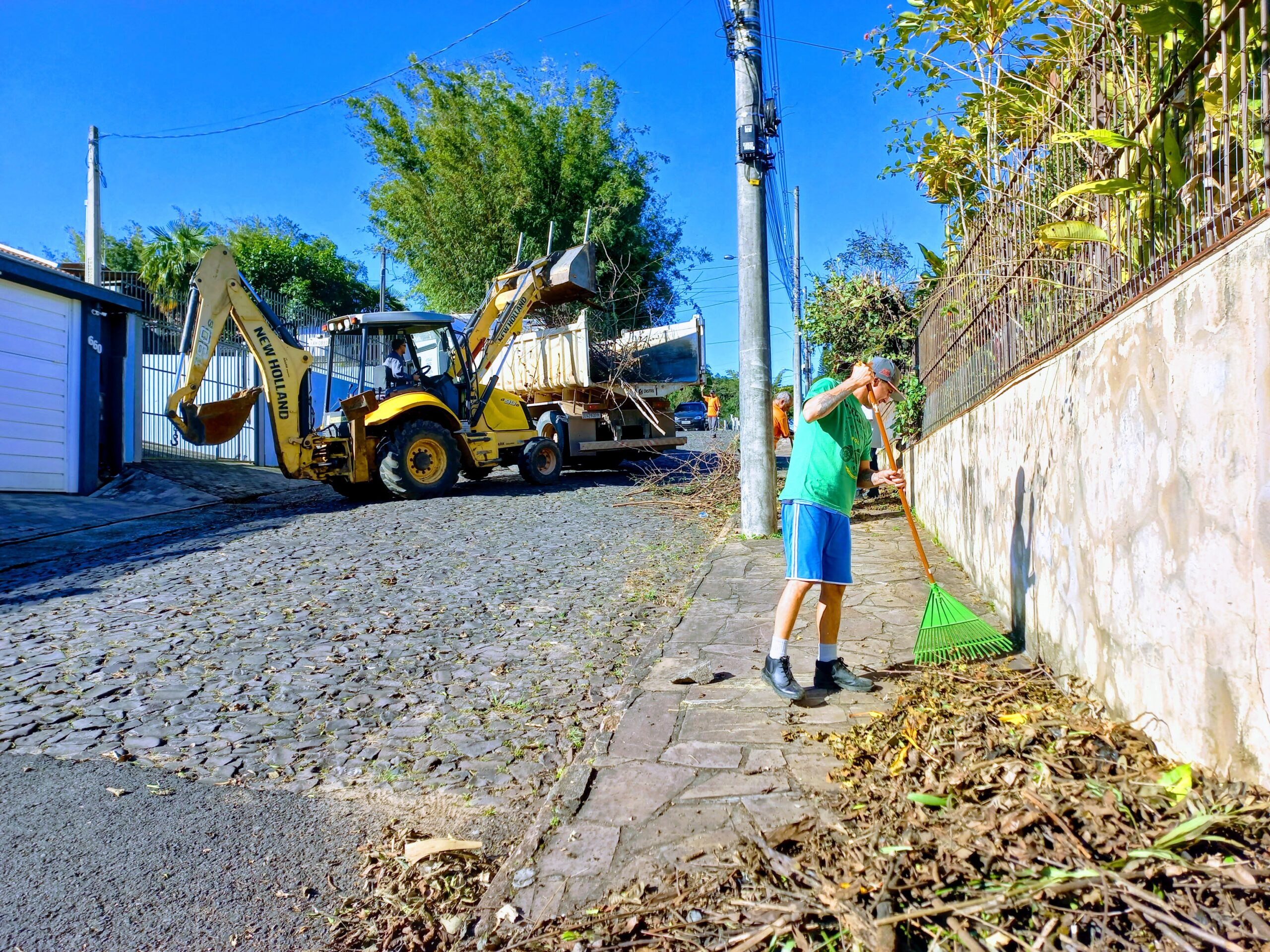 Equipes das secretarias de Obras e de Meio Ambiente realizam recolhimento de podas em Taquara